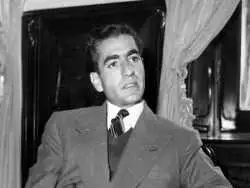 عکس| سفر در زمان؛ «محمدرضا پهلوی  و همسر دوم اش» در حال ترک سفارت ایران در لندن؛ سال 1333