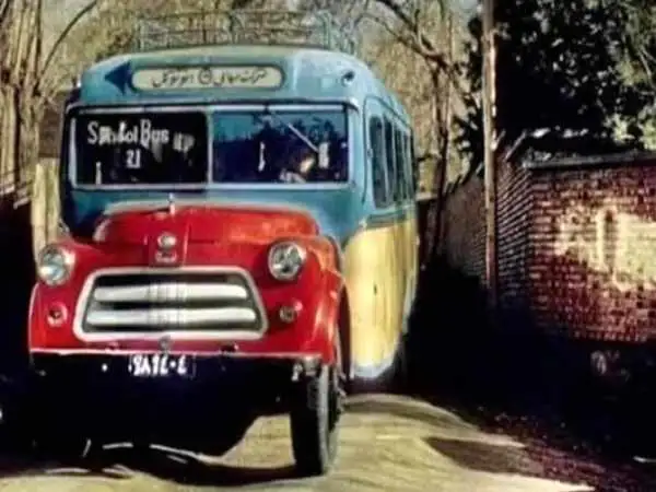 عکس| سفر در زمان؛ اتوبوس بدفورد انگلیسی در آبادان؛ سال 1337