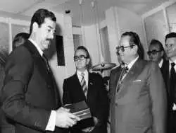 عکس| سفر به تاریخ؛ «صدام» در حال روشن کردن سیگار «تیتو، رهبر یوگوسلاوی»