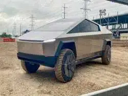 عکس| عجیب اما واقعی؛ خودروی تسلا در حال شارژ در عباس آباد تهران