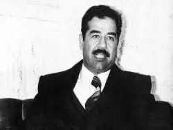 عکس| سفر در تاریخ؛ «صدام» در حال سیگار کشیدن در میان فرزندان اش؛ سال 1355