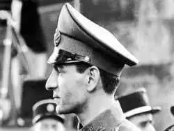 عکس| سفر در زمان؛ «محمدرضا پهلوی» در حال تست یک جنگنده انگلیسی؛ سال 1327