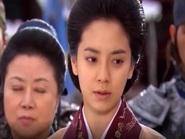 عکس| سفر در زمان؛ «بانو یه سویا» در کنار کارگردان و در پشت صحنه سریال جومونگ؛ سال 1384