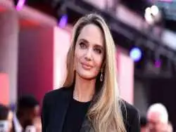 عکس؛ سفر در زمان؛ «آنجلینا جولی» در کنار پدر و برادرش در یک مراسم در لس آنجلس؛ سال 1367