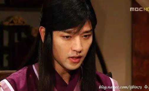 عکس| سفر زمان؛ «مدیر سایونگ» با پیژامه روی صحنه تئاتر؛ 10 سال بعد از سریال «جومونگ»