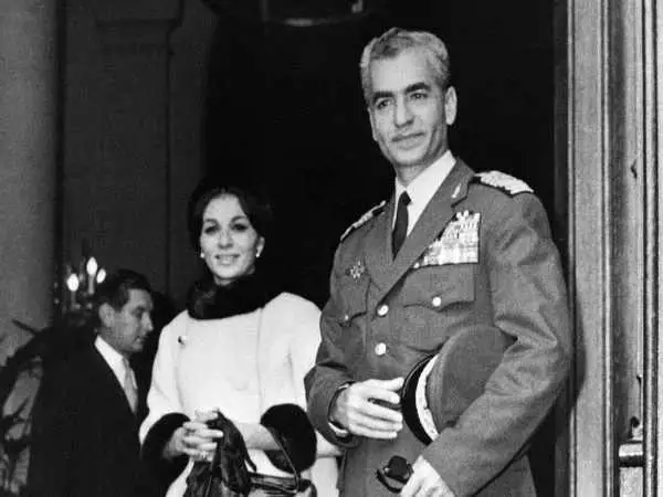 عکس| سفر در زمان؛ «همسر دوم رضاخان» در مراسم نامزدی «محمدرضا پهلوی و فرح»؛ سال 1338