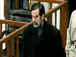 عکس| سفر در زمان؛ «صدام» در حال روبوسی با «یاسر عرفات» در بغداد؛ سال 1359