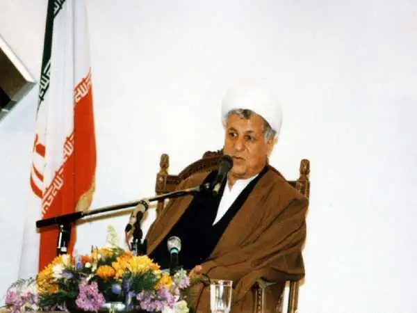 عکس| سفر در زمان؛ «هاشمی رفسنجانی» سوار بر قایق در جزیره کیش؛ سال 93