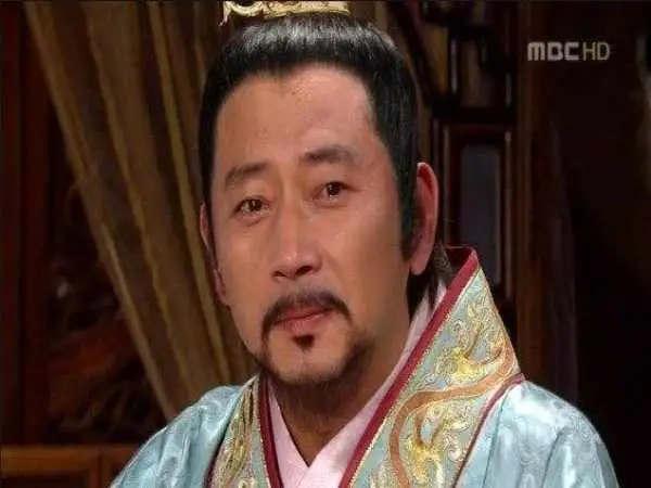 عکس| سفر زمان؛ «امپراتور گوموآ» در کنار همسر و پسرش؛ 6 سال بعد از سریال «جومونگ»