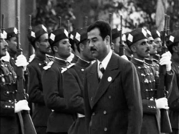 عکس| سفر در زمان؛ «صدام» در دفتر «شیخ زاید» بنیانگذار امارات؛ سال 1352