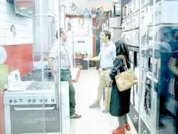 تازه عروس و دامادها؛ مشتریان بازار «دست دوم»فروشی؛ قبلا سابقه نداشت عروس و داماد به سمساری بیایند