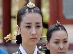 عکس| سفر به تاریخ؛ «ملکه اینهیون» در اتاق گریم سریال «دونگ یی»