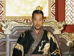 عکس| سفر در زمان؛ «یوری» در حال تمرین در پشت صحنه سریال امپراتور بادها؛ سال 1386