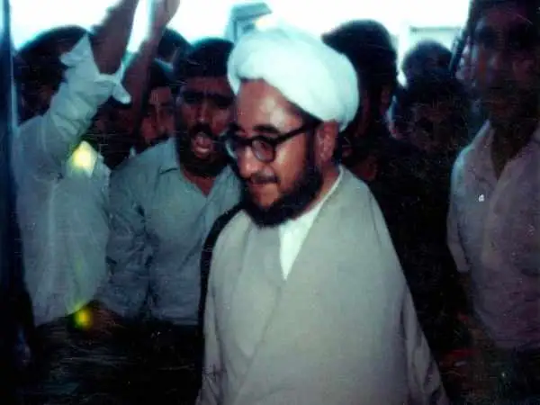 عکس| سفر در زمان؛ «محمدصادق خلخالی» در منزل مسکونی اش در قم؛ دهه 70