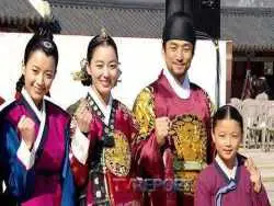 عکس| سفر به تاریخ؛ عکس یادگاری «امپراتور سوکجونگ» و «بانو جانگ» با هواداران در پشت صحنه «دونگ یی»