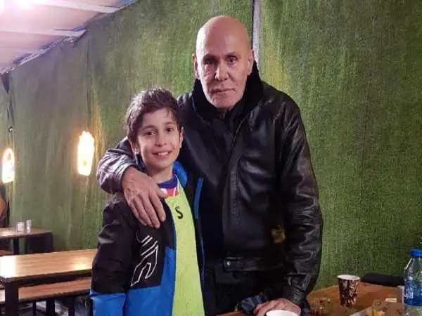 عکس| سفر در زمان؛ «جمشید هاشم پور» با گارد رزمی در پشت صحنه فیلم پرواز از اردوگاه؛ سال 72