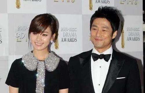 عکس| سفر به تاریخ؛ «دونگ یی و امپراتور سوکجونگ» در حال بریدن کیک در جشن پایان سریال دونگ یی