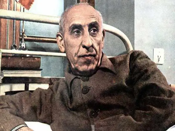 عکس| سفر در تاریخ؛ «دکتر مصدق» در دیدار آشتی با «آیت الله کاشانی»؛ سال 1331