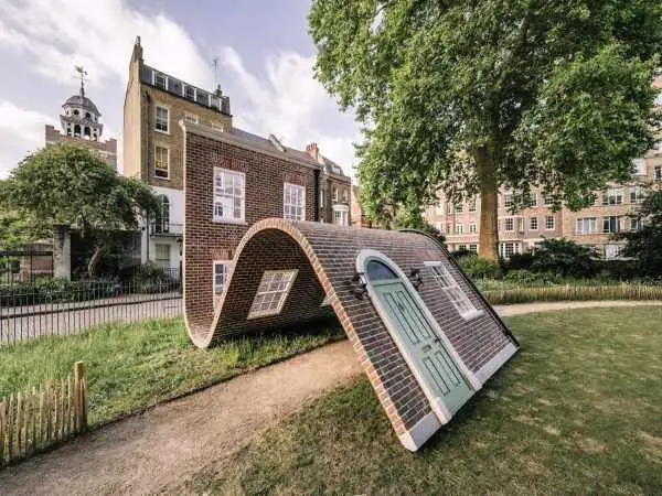 بازگشت دوبارۀ «سوررئالیسم»؛ از موج دیوار تا دست های لوستر