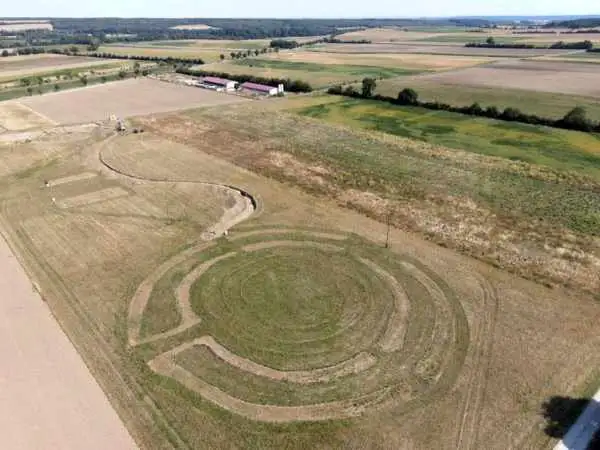 کشف دایره های مرموز 6 هزارساله در یک مزرعه