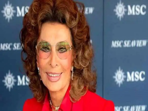 عکس| سفر در زمان؛ «سوفیا لورن» در پشت صحنه فیلم «طلای ناپل» در ناپل؛ سال 1332