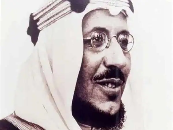 عکس| سفر در زمان؛ «ملک سعود پادشاه عربستان» در حال بازدید از کاخ عابدین مصر؛ سال 1316