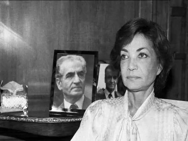 عکس| سفر در زمان؛ «اشرف پهلوی» در مراسم روز جهانی سوادآموزی در پاریس؛ سال 1346