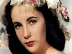 عکس| سفر در زمان؛ «الیزابت تیلور» در حال عکاسی از تخت جمشید؛ سال 1355