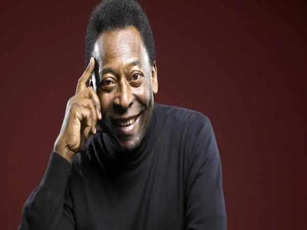 عکس| سفر در زمان؛ پله در کنار منگالویو و کوتینیو در زمین فوتبال برزیل؛ سال 1335