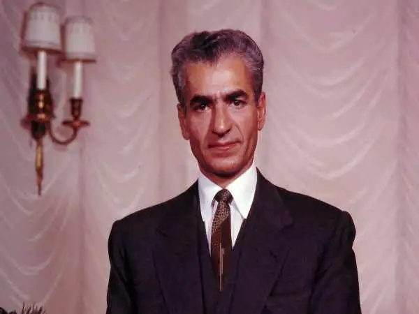 عکس| سفر در زمان؛ «محمدرضا پهلوی و همسر سوم اش» در حال خروج از فرانسه؛ سال 1340