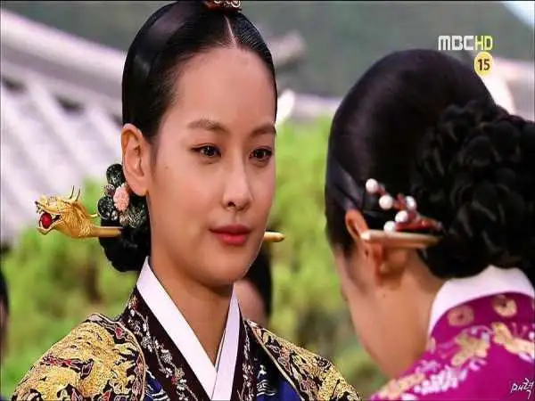 عکس| سفر زمان؛ «ملکه اینوون» (سریال دونگ یی) در 38 سالگی در یک خانۀ عروسکی