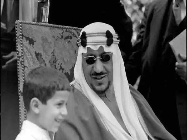 عکس؛ سفر در زمان؛ ملک سعود، پادشاه عربستان و برادرش پیش از تاجگذاری جورج ششم در لندن؛ سال 1316