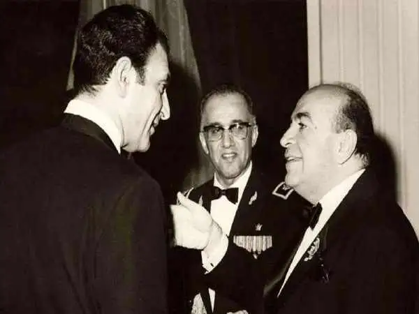 عکس| سفر در زمان؛ «اردشیر زاهدی، هویدا و اعضای هیأت دولت در مقبره رضاخان»؛ دهه 40