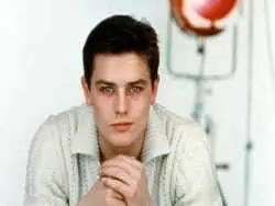 عکس| سفر در زمان؛ «آلن دلون» در فرودگاه مهرآباد تهران؛ سال 1348