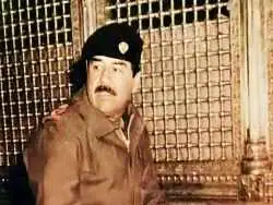 عکس| سفر در زمان؛ «صدام» در حال بازی کردن با یکی از نوه هایش؛ دهه 60