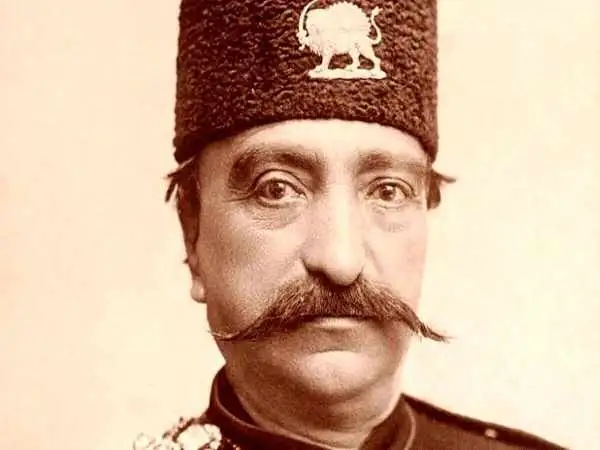 سفر در زمان؛ خاطرات ناصرالدین شاه: روی سنگ بزرگی به خط میخی نوشته اند، آدم دلش تنگ می شد که نمی توانست بخواند