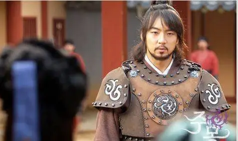 عکس| سفر زمان؛ عکس های تازۀ «جومونگ» در 54 سالگی در حال تمیز کردن اجاق گاز