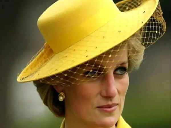 عکس؛ سفر در زمان؛ پرنسس دایانا در 14 سالگی در کنار اسب خانگی اش؛ سال 1352 