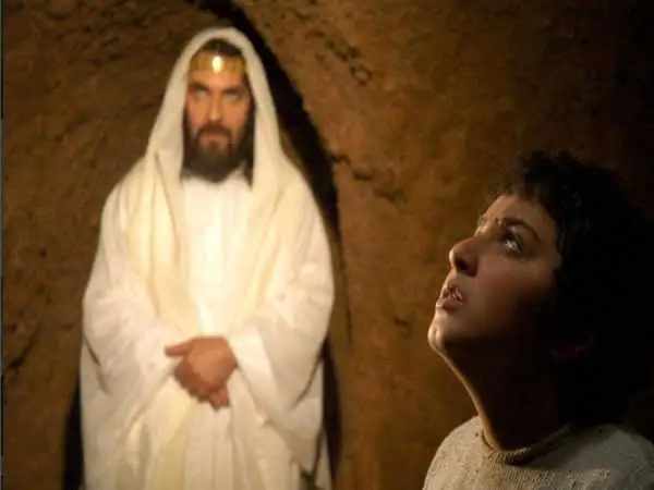 عکس| سفر به تاریخ؛ بازیگر نقش «جبرئیل» بر روی «چهارپایه» در پشت صحنه سریال «یوسف پیامبر»