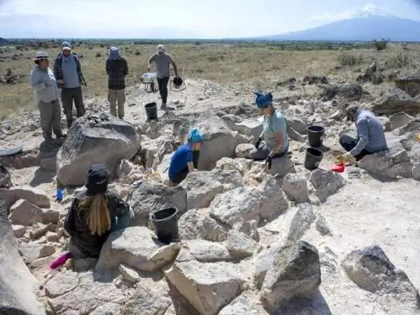 «بُت سنگی» بعد از 2500 سال از ویرانه های قلعۀ باستانی بیرون آمد