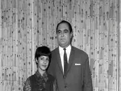 عکس| سفر در زمان؛ تصویر «گوگوش» با تیپ محلی روی جلد مجله اطلاعات بانوان؛ سال 54