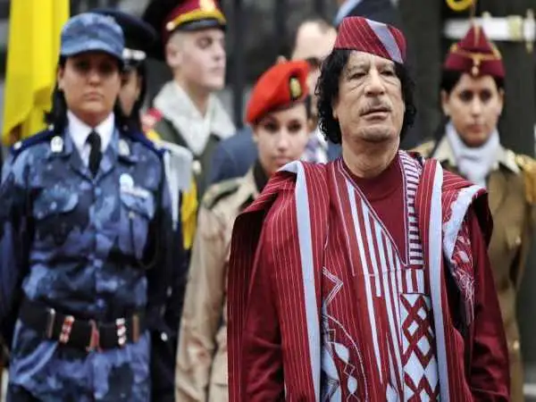 عکس| سفر به تاریخ؛ «معمر قذافی» به همراه «دختران بادیگارد» در حال پیاده شدن از هواپیما