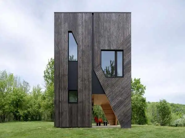 تصاویر؛ خانه ای شبیه یک تندیس در تپه های سبز نیویورک