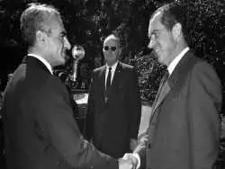 سفر در زمان؛ یادداشت های علم، یکشنبه 1 بهمن 1351: شاه پس از شنیدن نطق دوره تازه ریاست جمهوری نیکسون گفت «مردکه با این وصف خجالت نمیکشد به من چنین نامه ای مینویسد؟»