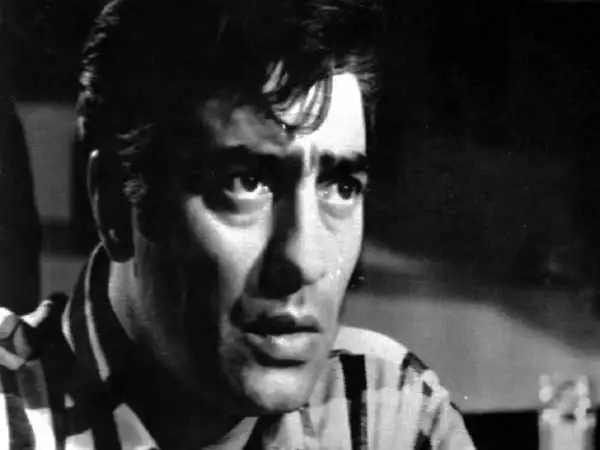 عکس| سفر در زمان؛ ژست خاص «فردین» با سیگار در ویلای شخصی اش؛ دهه 40