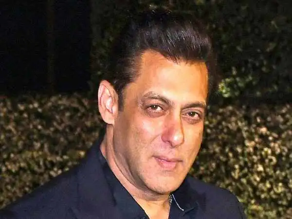 عکس؛ سفر در زمان؛ سلمان خان در مراسم عروسی کاریشما کاپور در بمبئی؛ سال 1382