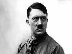 عکس؛ سفر در زمان؛ «آدولف هیتلر» در حال بررسی گزارش های مطبوعاتی؛ سال 1314