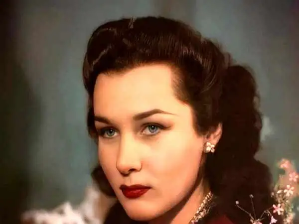 عکس؛ سفر در زمان؛ فوزیه، ملکه مصری ایران و خواهرش در در یک مهمانی در مصر؛ سال 1326