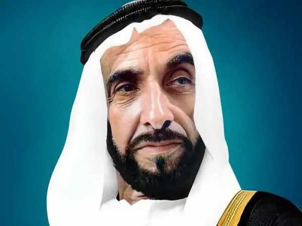 عکس؛ سفر در زمان؛ «شیخ زاید» بنیانگذار امارات و اعضای خانواده اش در یک کاخ؛ سال 1344