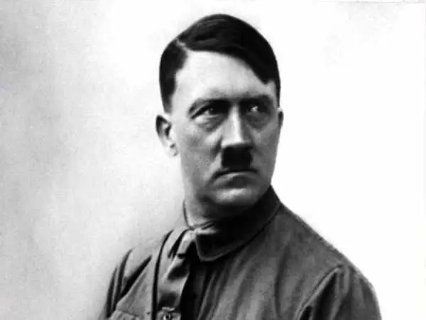 عکس؛ سفر در زمان؛ «آدولف هیتلر» در حال بررسی گزارش های مطبوعاتی؛ سال 1314